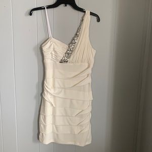 White short dress. ⭐️